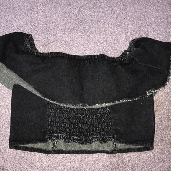 AE Black Ruffled Scoop Neck Crop Top - Picture 4 of 4